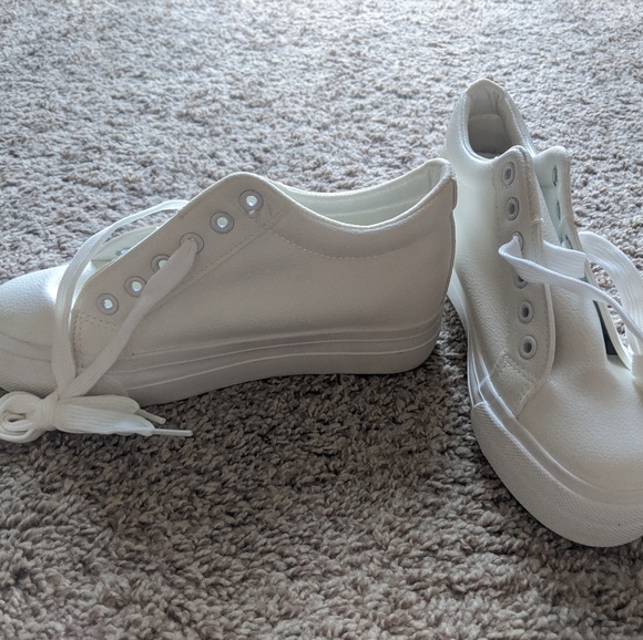 nevereven platform sneaker